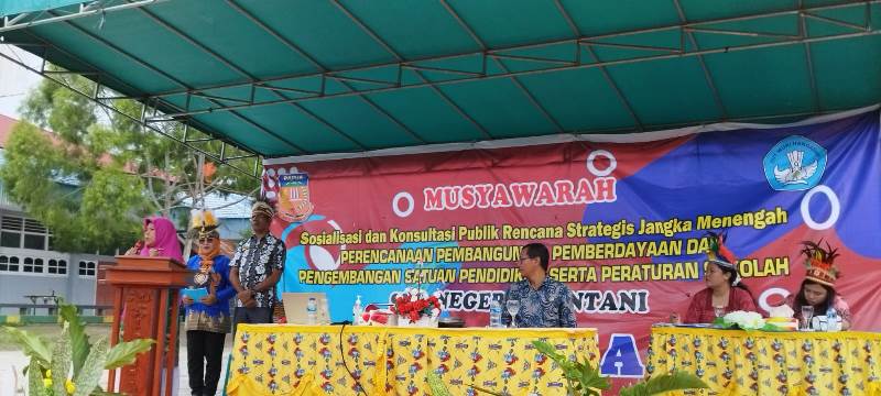 SMAN 1 Sentani Gelar Sosialisasi dan Konsultasi Publik Renstra 2022-2026, Daud Taime: Ini upaya kita untuk memajukan lembaga pendidikan